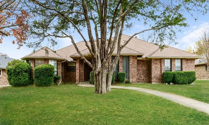 DeSoto Maison | 3-bedroom house in fantastic DeSoto with AC, WiFi