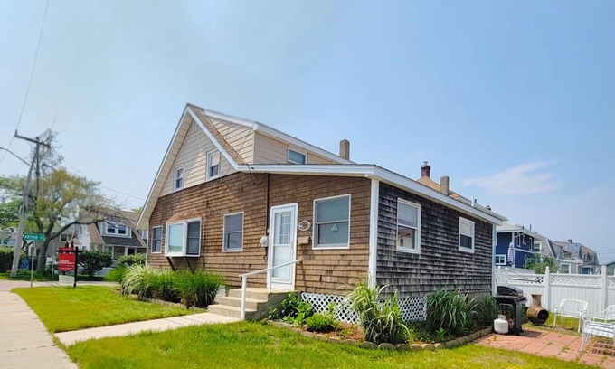 Hull Maison | The Ultimate Summer Getaway! Beach Cottage with Bay views, Wifi, & AC.