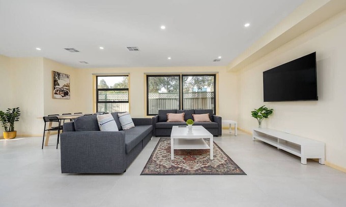 Westmeadows Maison | Westmeadow Breeze Skyline Stay – 8 Min to Airport