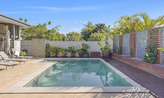 Shelly Beach Maison | SHELLY BEACH HOUSE - FAMILY FRIENDLY WITH POOL, WALK TO BEACH