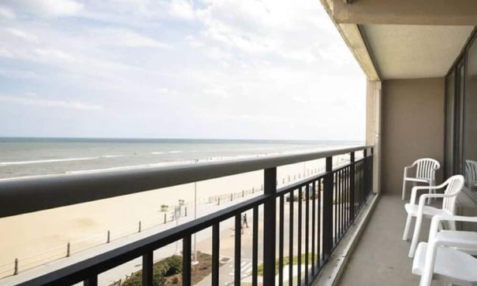 Northeast Virginia Beach Station Balnéaire | Four Sails Resort Oceanfront condo with 2 Oceanfront Balconies