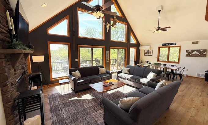 Albrightsville Chalet De Ski | Lakeside Lookout Lodge - MASSIVE 6 BR Chalet w/Hot Tub Lake Beach Pool