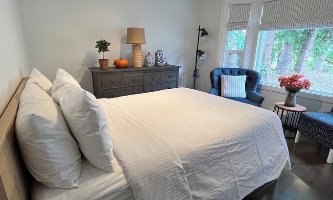 Regional District of Nanaimo Lit Et Petit-Déjeuner | Charming Guesthouse Retreat - Calm Mornings, Cozy Nights!
