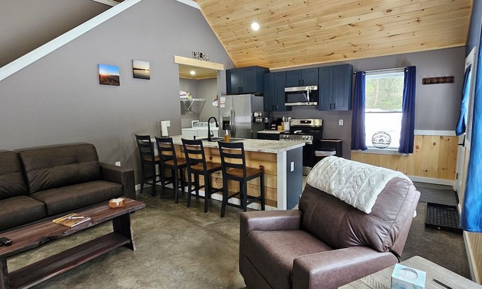 Owls Head Cabine | Private 2-bedroom cabin with WiFi in Owls Head