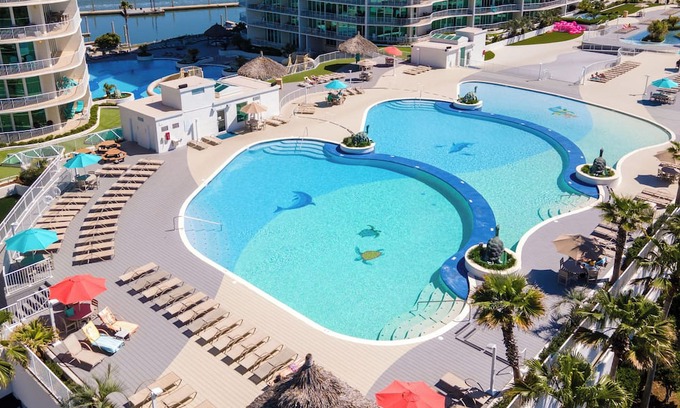 Orange Beach East Copropriété | Luxurious Bayside Four Bedroom Condo with Panoramic Views. Complimentary Boat Slip!