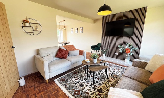 Yeovil Maison | Modern 3-Bed Home in Yeovil with Free Private Parking Wi-Fi & Garden