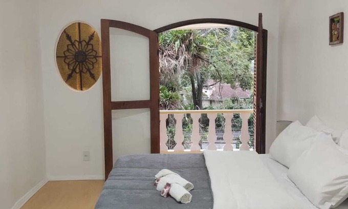 Historic Center Appartement | Romantic Suite with balcony view in the Historic Center of Petrópolis
