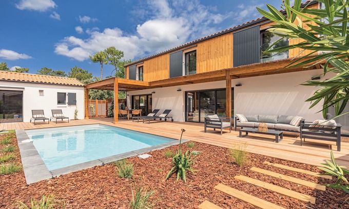 Le Grand-Village-Plage Maison | New air-conditioned archecte villa, heated pool near beach and shops