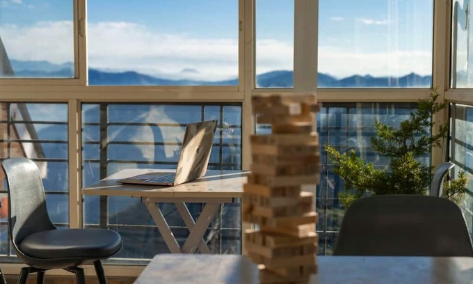 Mashobra Lit Et Petit-Déjeuner | Homely Attic Room with Sunrise and Forest & Mountain Valley Views