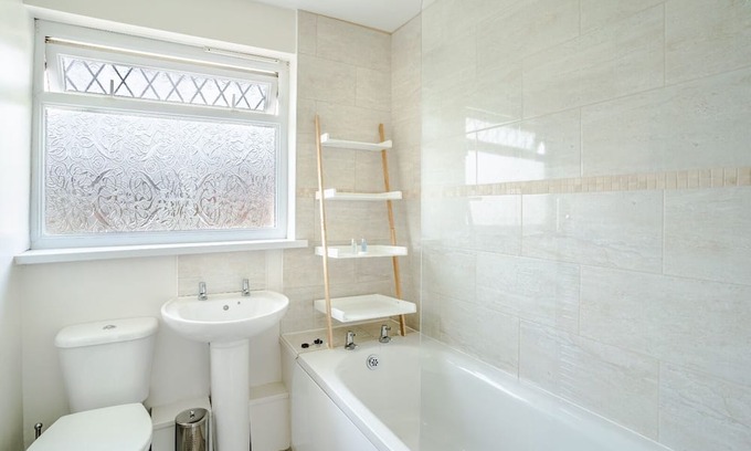 Pontlliw and Tircoed Maison | Parking, Smart TV in Each Room!