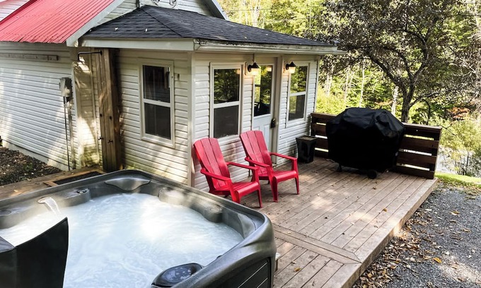 Goshen Cottage | Quiet Fundy Cabin Getaway - Hot Tub Retreat - Dog Friendly Escape - 25k to Fundy