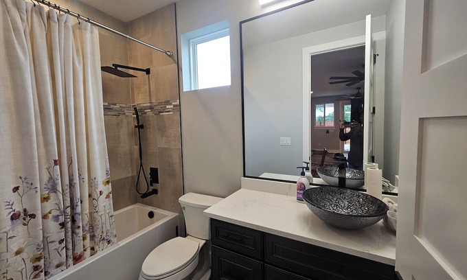 Waterford On Lake Travis Maison | Pet-friendly, upper-level 3-bedroom home with AC, WiFi
