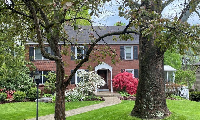 Dark Hollow Woods Maison | Spacious 5-bedroom house in Oakmont with WiFi, AC . 2 blocks from Oakmont C.C.