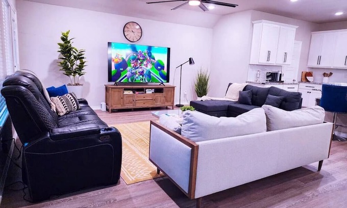 Oklahoma City Maison | 4-bedroom house in fantastic Oklahoma City with AC, fitness room, WiFi