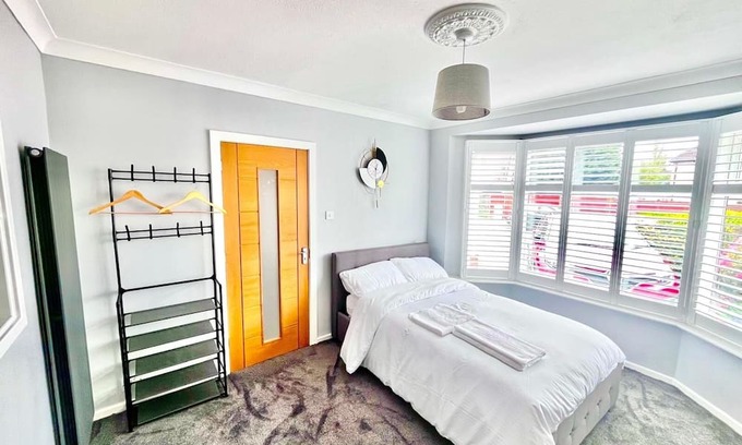 Tatenhill Maison | Purple Mansions - Home away from Home