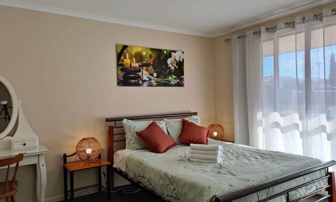 Adelaide Maison | Cozy Getaway retreat-5 bd 2 bath near beach and wineries
