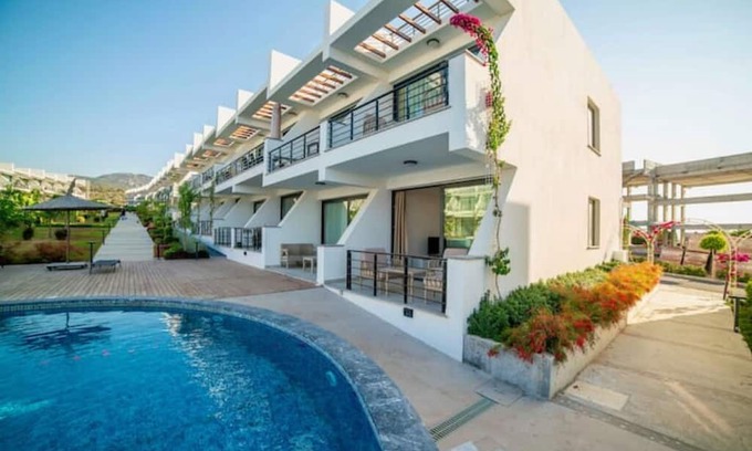 Bahceli Appartement | Modern studio: Relaxation with pool & sea view