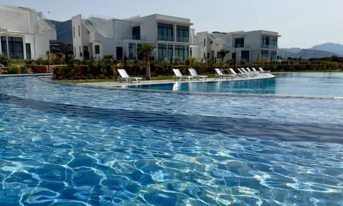 Bahceli Appartement | Chic penthouse in green resort: pool + gym