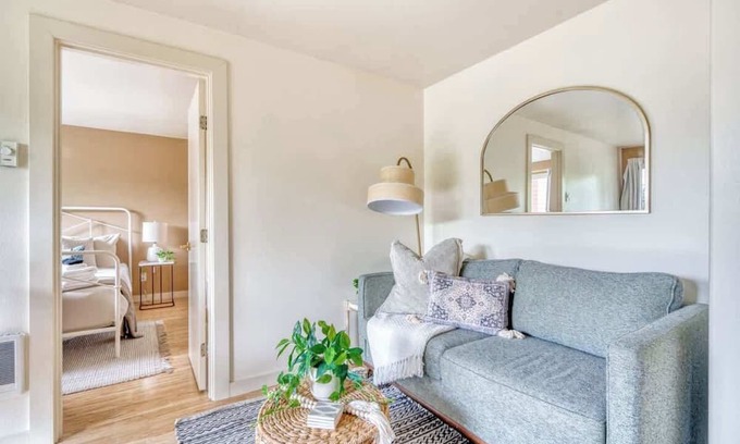 Corbett - Terwilliger - Lair Hill Appartement | Sunny Urban Oasis | Steps from OHSU & Downtown