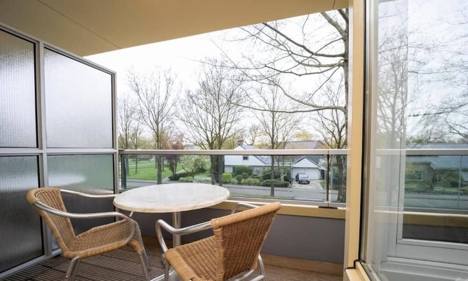 Roden Appartement | Comfortable and Clean Room with Onsite Restaurant and Bar Near Ronostrand