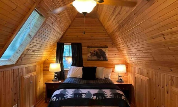 Harrison Cabine | A Still Point Cabin and HOT TUB!