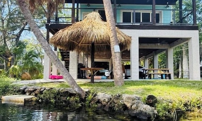 Weeki Wachee Gardens Maison | Weeki Tiki House: Laid-back paradise on the Weeki Wachee River