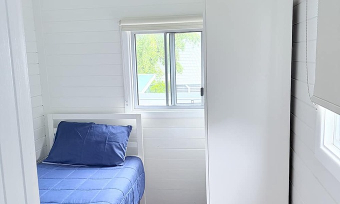 Emu Park Station Balnéaire | Beach Dorm accommodation with shared toilet & shower