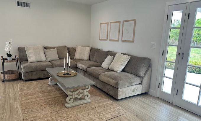 Northridge Maison | Spacious 5-bedroom house in enchanting Northridge with WiFi, AC