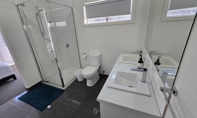 Pakenham Maison | 7 Serenity Home 3-bedroom house with WiFi and AC in peaceful Pakenham