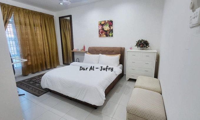 Kampung Bukit Rangin Maison | Spacious 4-bedroom house with WiFi, AC in welcoming Kuantan