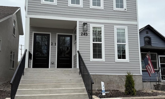 West Seventh Copropriété | Charming 2-bedroom condo with WiFi, AC in downtown Saint Paul , great location.