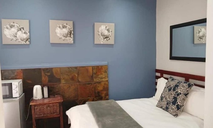 Fichardt Park Appartement | Orchard Guesthouse Double Room with Pool View 2