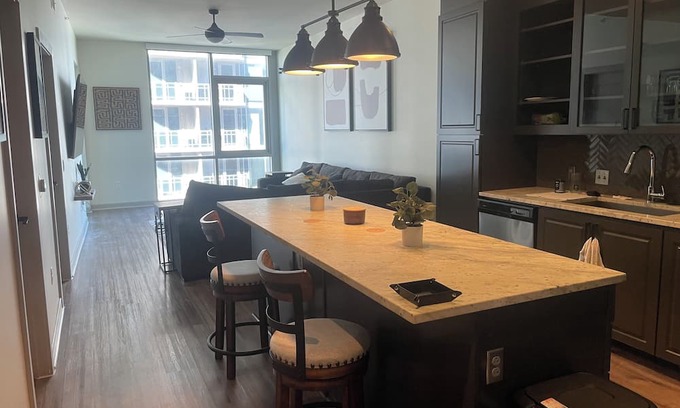 Uptown Appartement | Ascent Victory Park Apartments Unit 1908