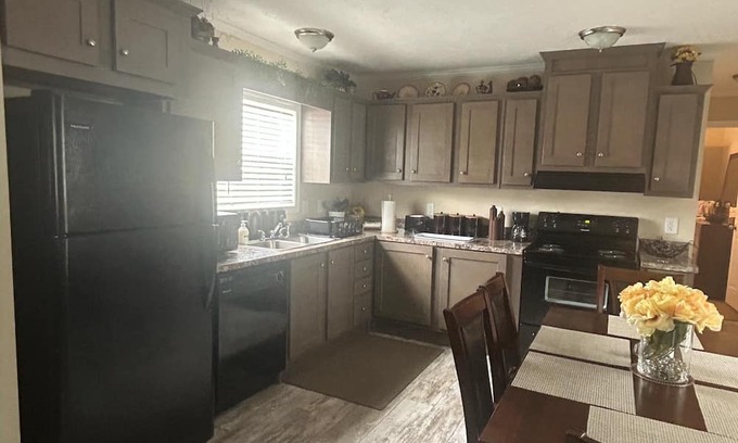 Florence Maison | 3-bedroom mobile home in peaceful Florence with AC, WiFi