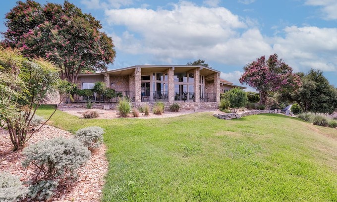 Lakeway Maison | ﻿Old Lakeway with Lake View and Swim Spa. 30 Day Minimum.