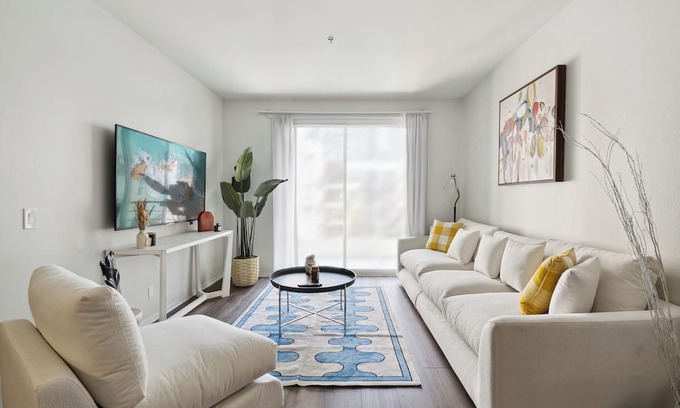 Marina del Rey Appartement | Coastal Retreat: 2BDR Apt in Marina Del Rey – Pool, Gym & Free Parking