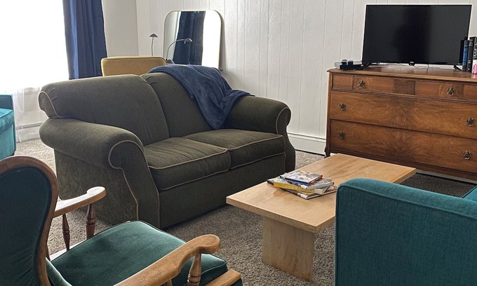 Chisholm Maison | Cozy 20s Vintage 2BR House in Chisholm