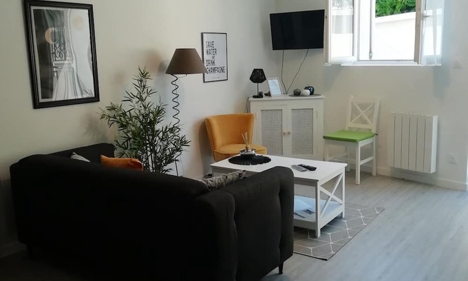 Bezu-le-Guery Appartement | Agréable studio tout près de vignes champs et bois très bien situé pour rayonner