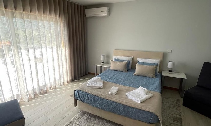 Cabanas de Baixo Appartement | Spacious 6-bedroom hotel suites with AC, WiFi in charming Torre de Moncorvo