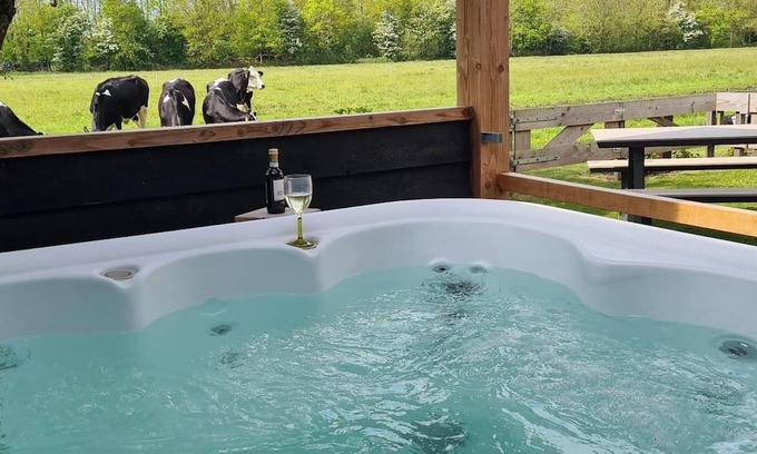 Oudeslius Maison | Have a unique experience in the Boerderijkamer with private outdoor hot tub , breathtaking views and comfortable amenities. Enjoy a carefree stay with fresh rolls and delicious coffee every day and explore the surrounding area, the beach, Callantsoog