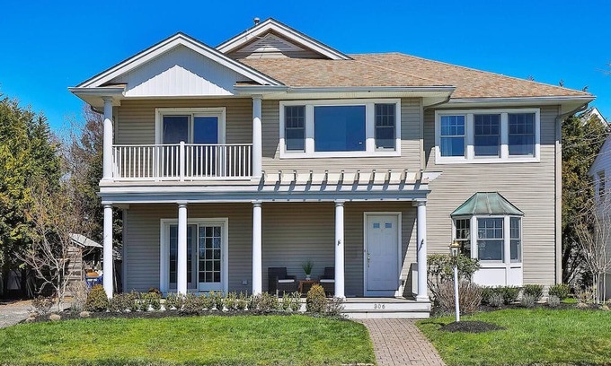 Spring Lake Maison | Water Views Spacious 5-bedroom house in charming Spring Lake.