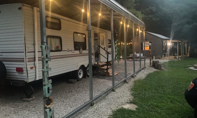 Danville Location De VR | Tranquil campsite with AC in the woods of Danville
