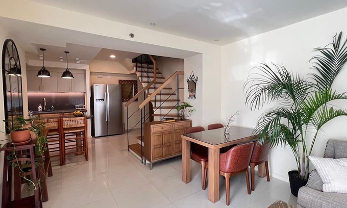 Downtown Appartement | Spacious and Cozy 3-Bedroom Apartment with WiFi, AC in Poblacion Makati
