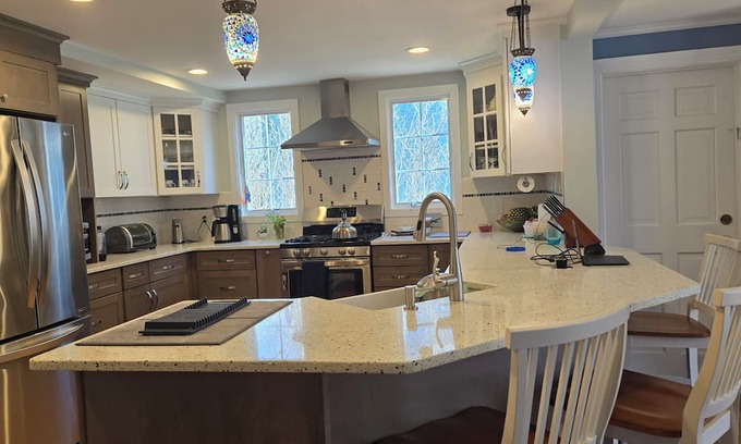 Lexington Maison | Boston adjacent,spacious 5-bedroom house with AC in charming historic Lexington