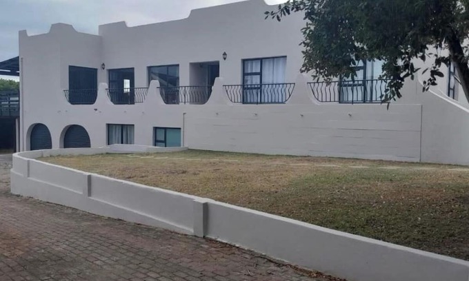 Jeffreys Bay Maison | Spacious 7-bedroom house in Marvelous Jeffreys Bay with WiFi