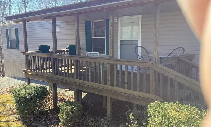 Eddyville Maison | Charming 2-bedroom mobile home with WiFi, AC in peaceful Eddyville KY.