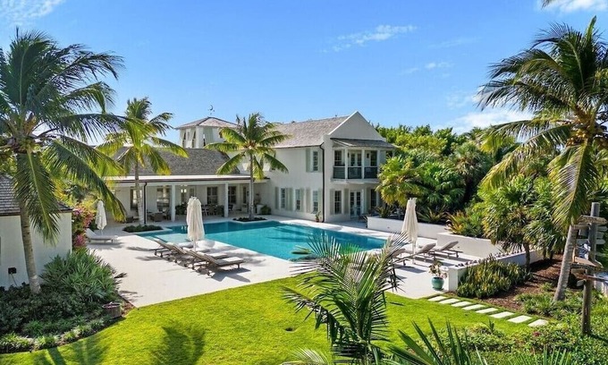 Nassau Maison | Luxurious Island Retreat in Ocean Club Estates