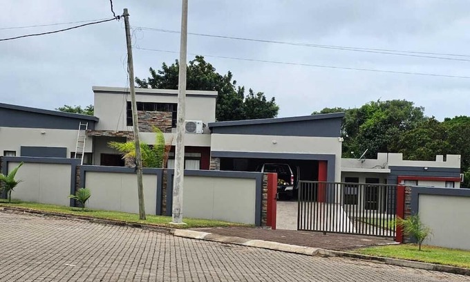 Gueima Maison | 3-bedroom house in enchanting Praia Do Bilene with WiFi, AC