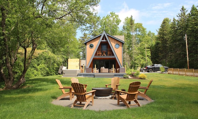 Belfast Maison | Newly Constructed - The Colby House is a stunning getaway in beautiful Belfast!