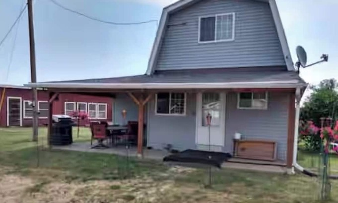 Necedah Cabine | Vacation on a Farm! Guesthouse in Necedah